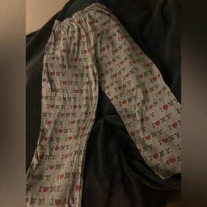 barely used i❤️ny sweats size large but can fit as a mediumm